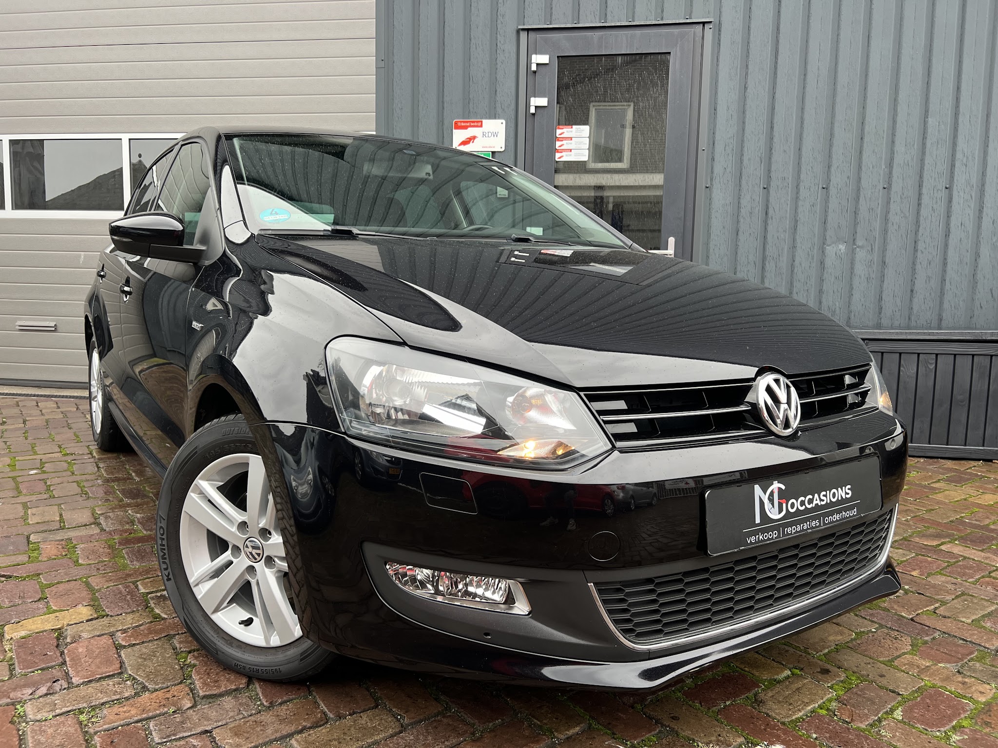 Een auto klaargezet voor de werkplaats van NG Occasions
